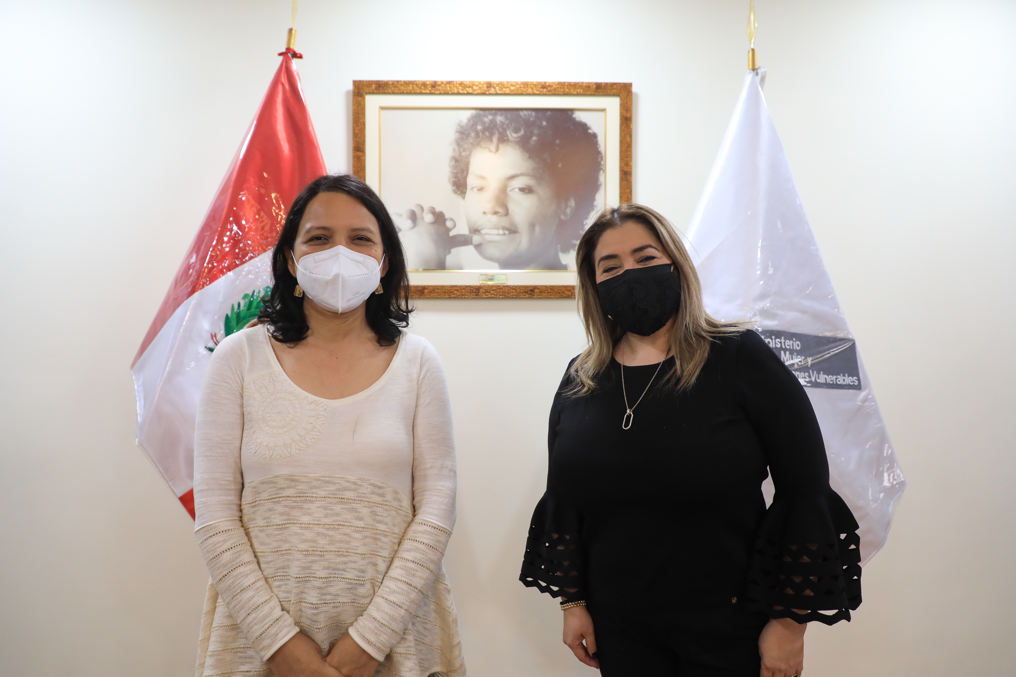 Ministra Anahí Durand y consul de la República Bolivariana de Venezuela.