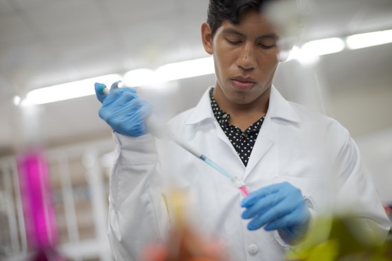 Joven investigando en un laboratorio