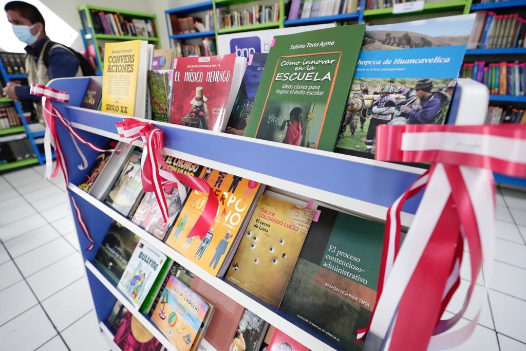 Ministerio de Cultura entrega libros y mobiliario a Biblioteca Municipal de Surquillo