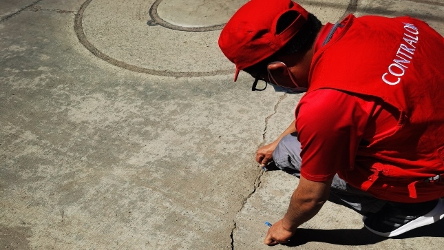Auditor supervisa fisuras en obra de pavimento en el distrito de San Luis en la provincia de Carlos Fermín Fitzcarrald