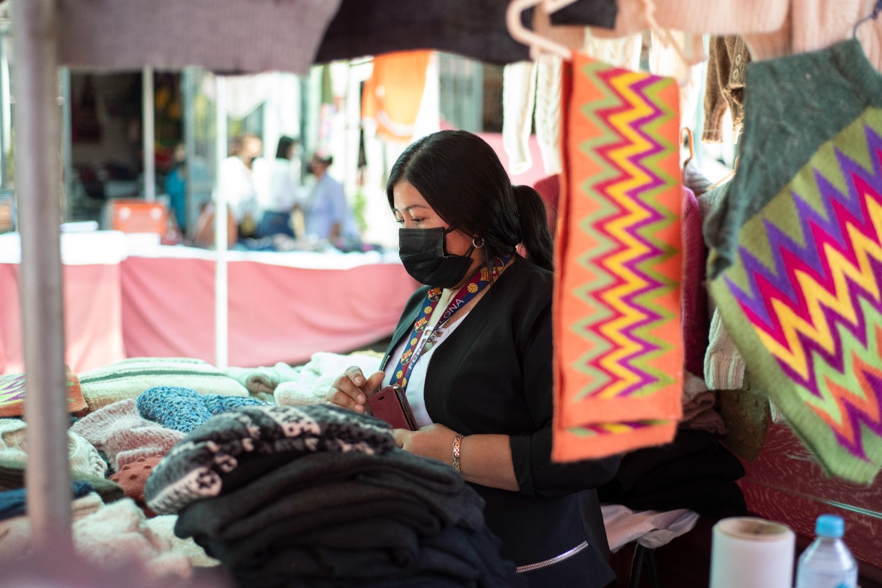 Hancco Mamani, señaló que los artesanos siguen siendo los más afectados por la pandemia de la Covid – 19, por lo que realizan denodados esfuerzos para reactivar su sector implementando nuevas estrategias que les permita vender sus productos. Añadió que la utilización de las plataformas virtuales se van convirtiendo en una herramienta indispensable, por ello, resaltó la importancia de seguir recibiendo apoyo de capacitaciones permanentes.