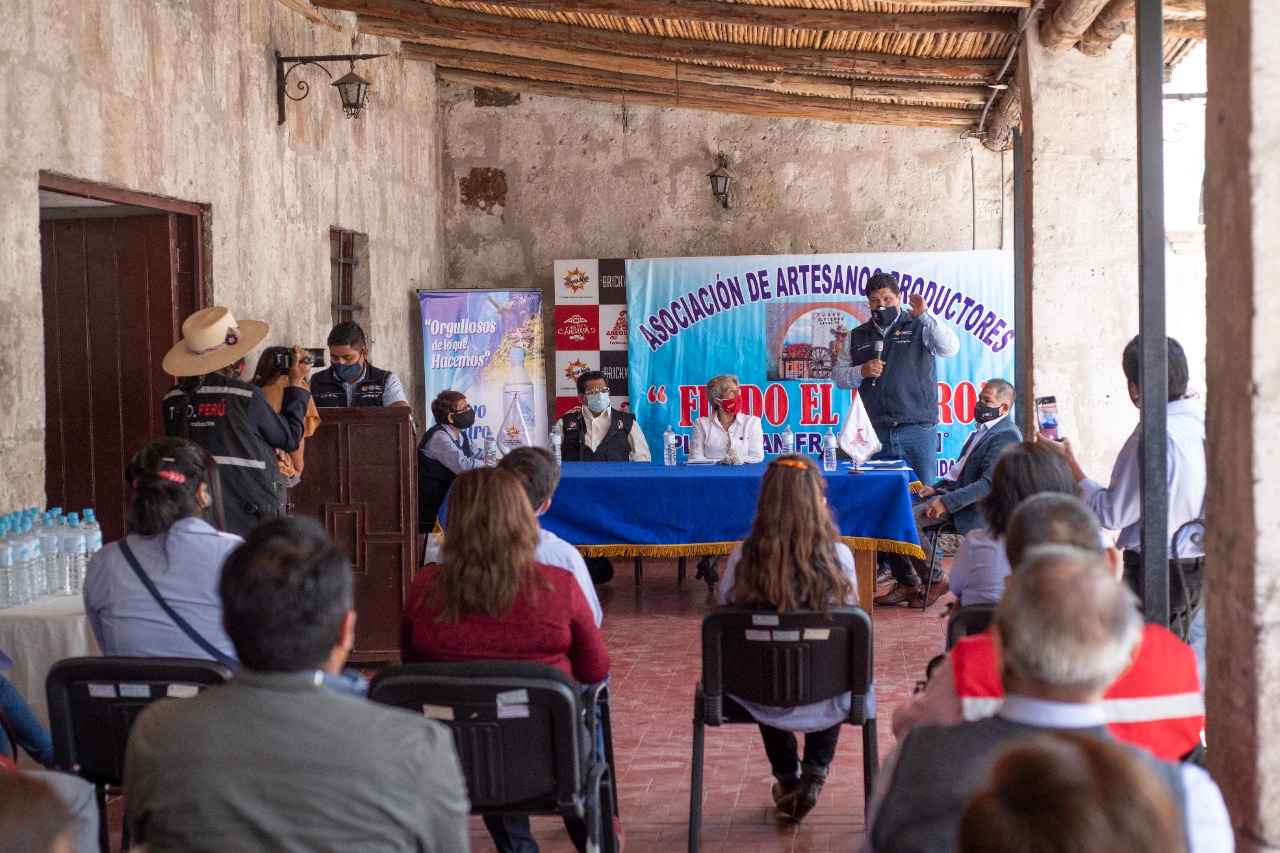 “Nuestro compromiso con los artesanos, es revalorar la artesanía arequipeña en sus diferentes líneas artesanales, por ello, estamos impulsando jornadas de capacitaciones para generar herramientas de competitividad y campañas de promoción como parte de la reactivación del sector turismo; invitamos a la población arequipeña, a las instituciones publicas y privadas, así como a los visitantes a comprar productos artesanales como parte de regalos ó souvenirs”. Manifestó Andrade Pareja.