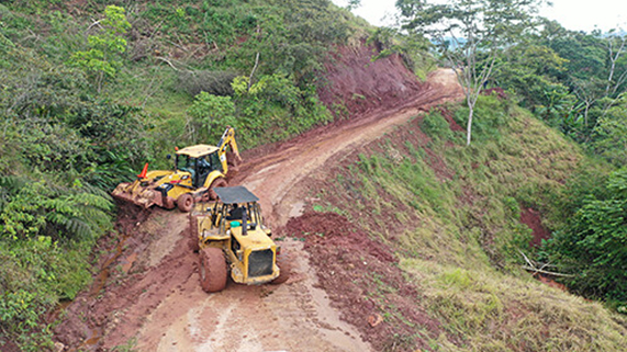 Maquinaria del Goresam realiza limpieza de carreteras afectadas por lluvias.