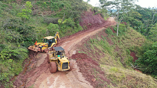 Maquinaria del Goresam realiza limpieza de carreteras afectadas por lluvias.