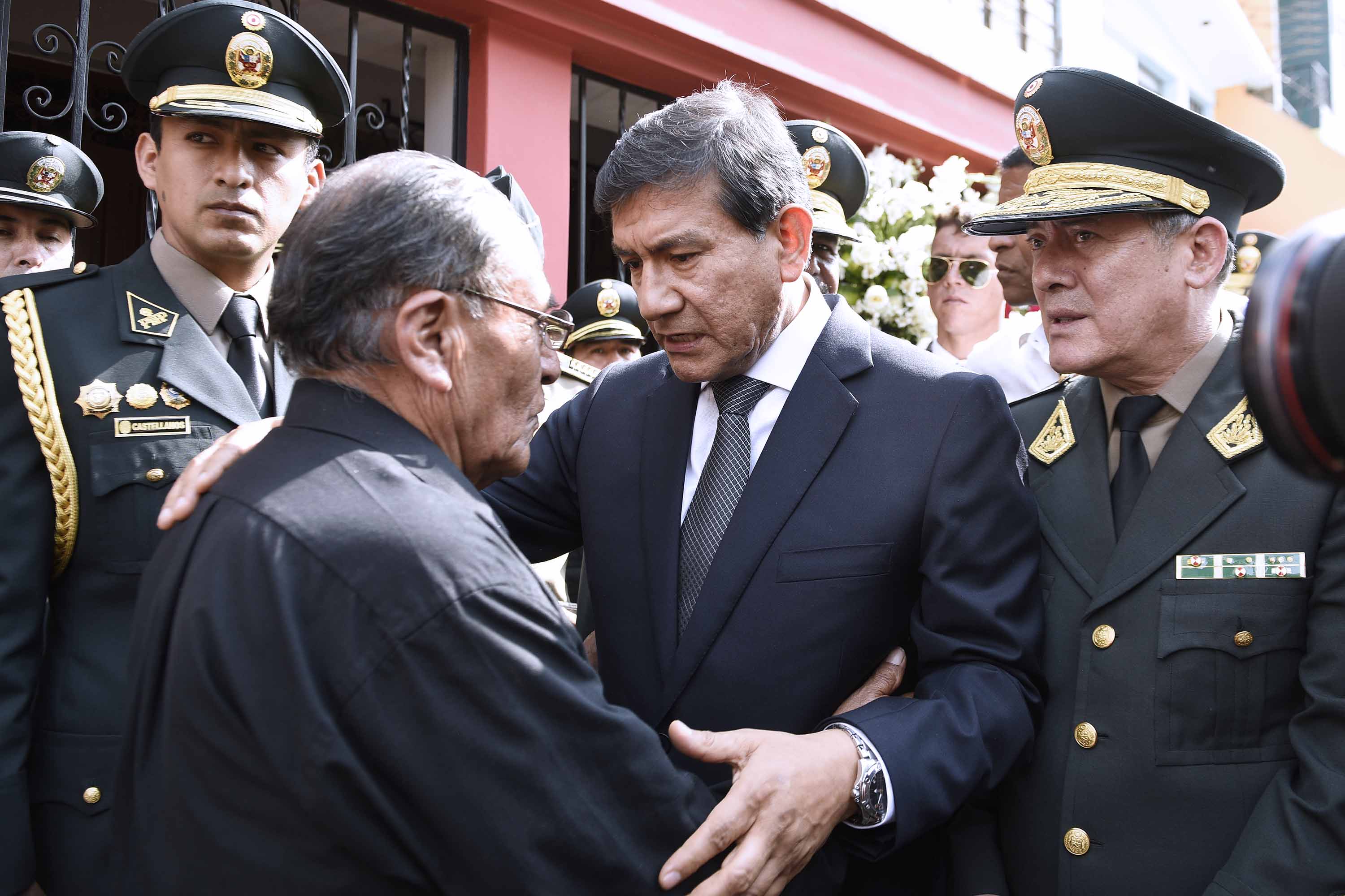 Ministro expresa condolencias a los familiares del suboficial técnico de primera PNP Javier Alonso Chaupis Lezameta.