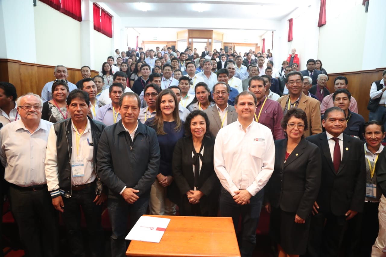 Ministra Patricia Balbuena y participantes en el "Taller de Inducción a Autoridades Municipales de Arequipa".