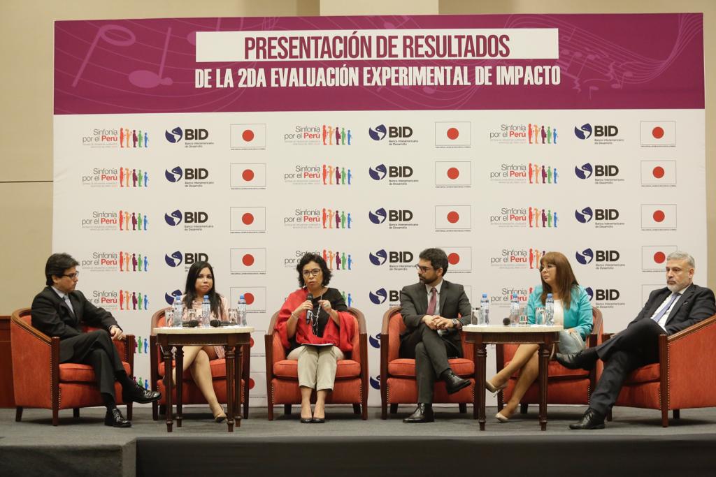 Panel de la presentación de resultados de la segunda evaluación experimental de impacto de "Sinfonía por el Perú".