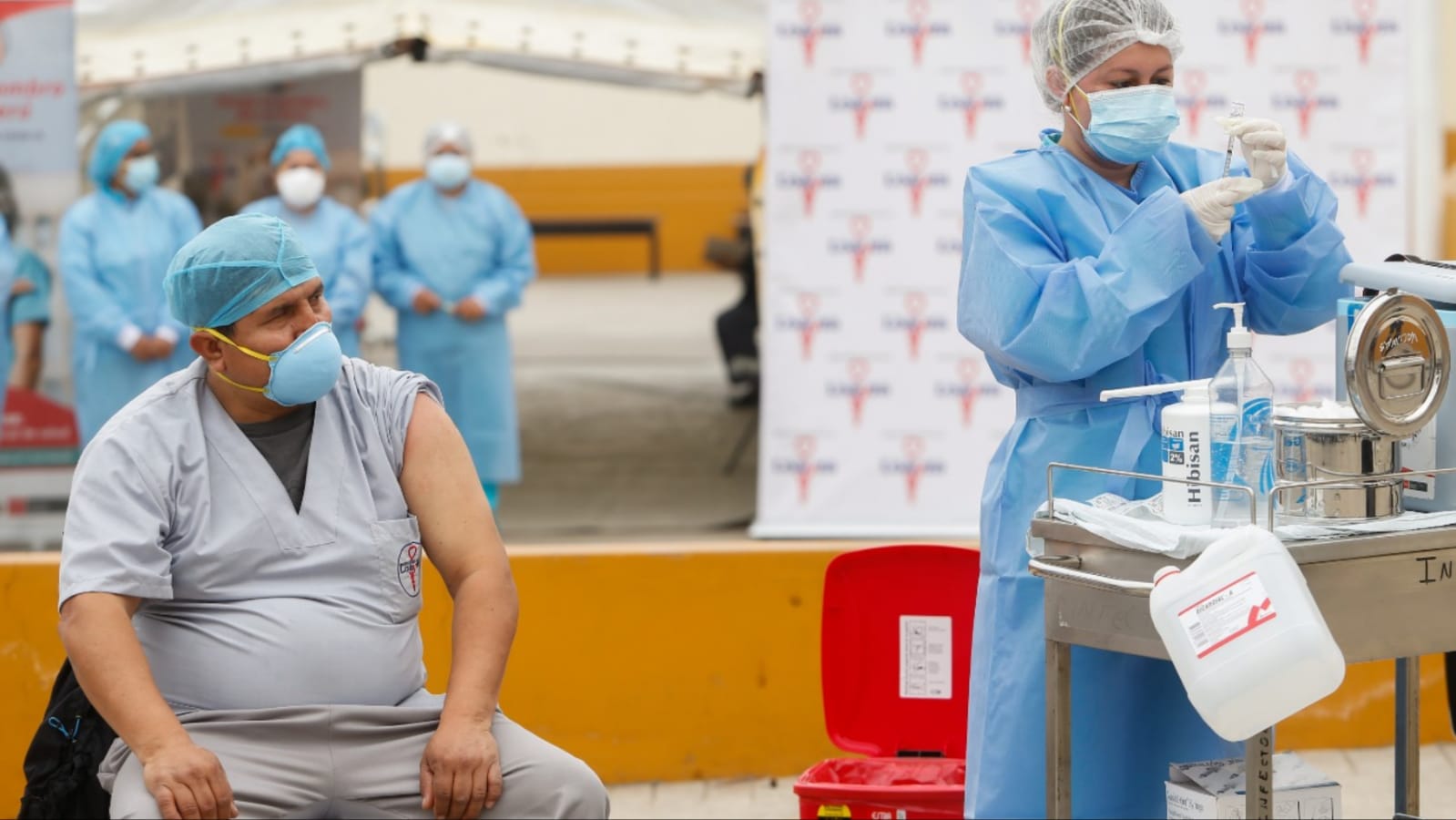 Durante primera semana, más de cien mil trabajadores de Salud fueron vacunados con la dosis de refuerzo, anunció viceministro Tarazona