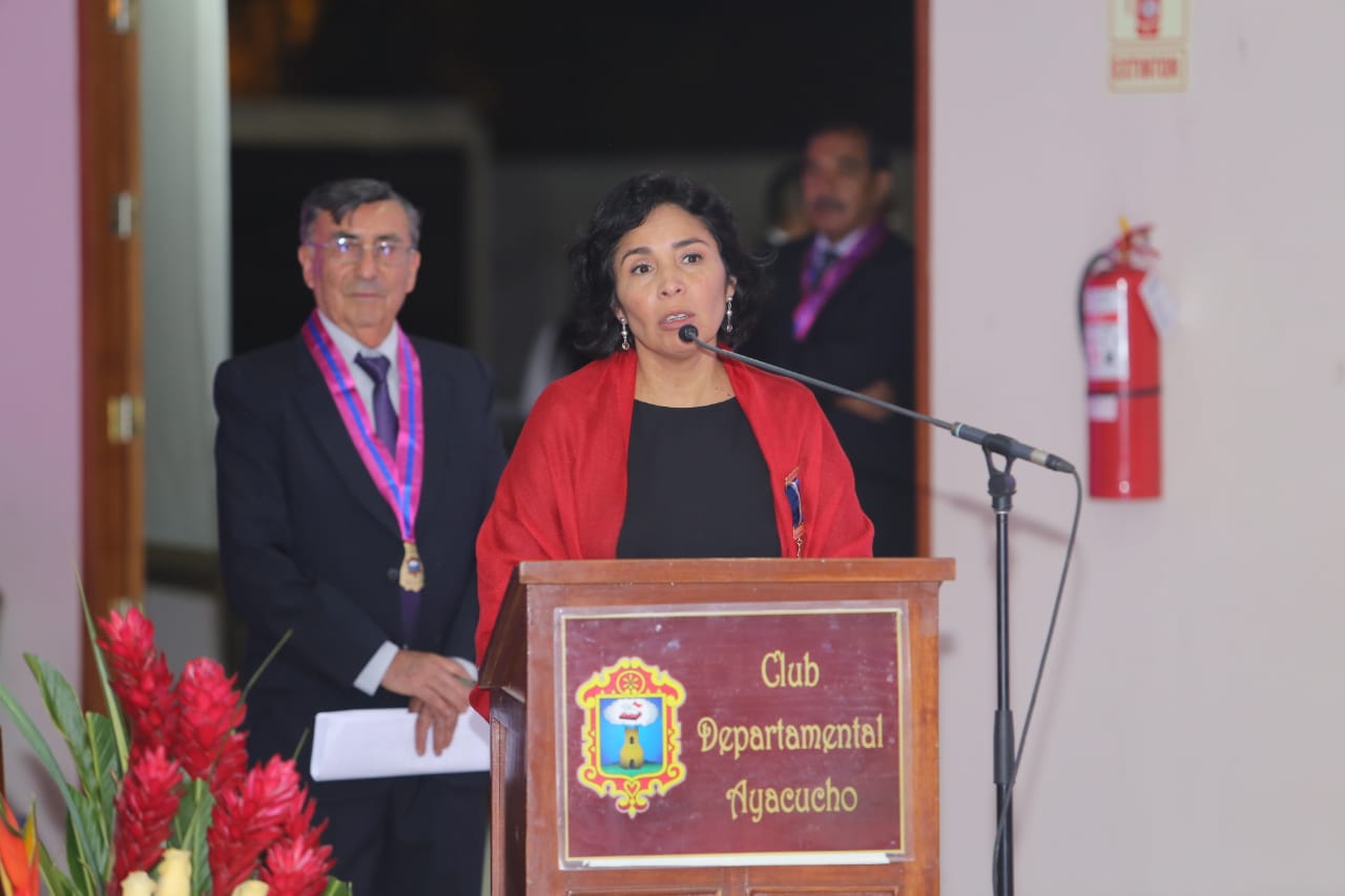 Fotografía de la ministra de Cultura en el Club Departamental Ayacucho.