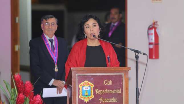 Fotografía de la ministra de Cultura en el Club Departamental Ayacucho.