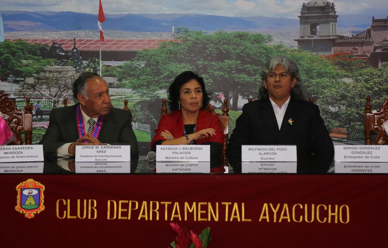 Fotografía de la ministra de Cultura en el Club Departamental Ayacucho.