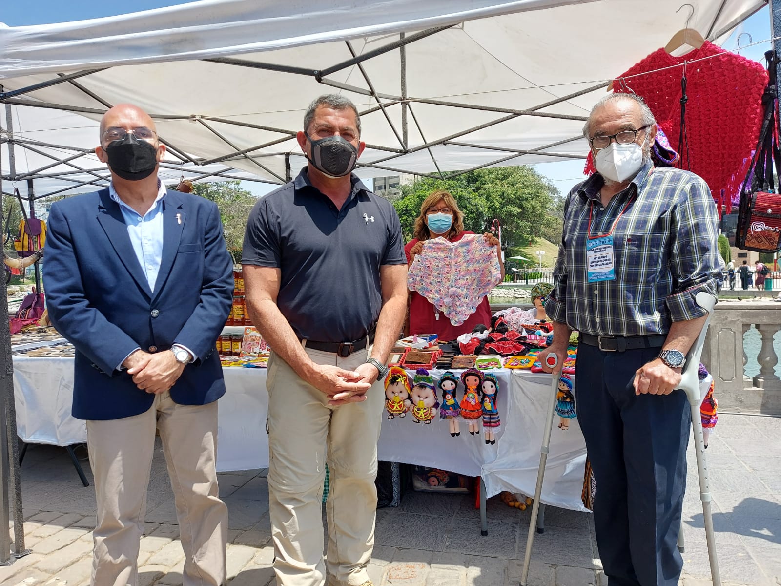 El Presidente del Conadis, Marco Antonio Gamarra La Barrera, el Alcalde de la Municipalidad distrital de Surco, Jean Pierre Combe Portocarrero visitan los stand de artesanos.