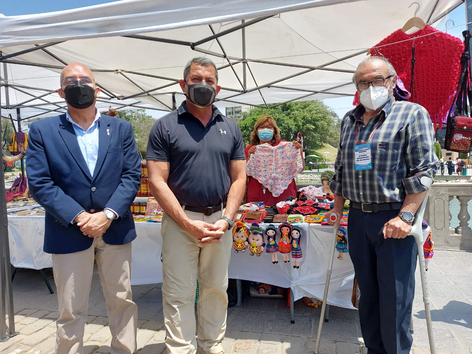 El Presidente del Conadis, Marco Antonio Gamarra La Barrera, el Alcalde de la Municipalidad distrital de Surco, Jean Pierre Combe Portocarrero visitan los stand de artesanos.
