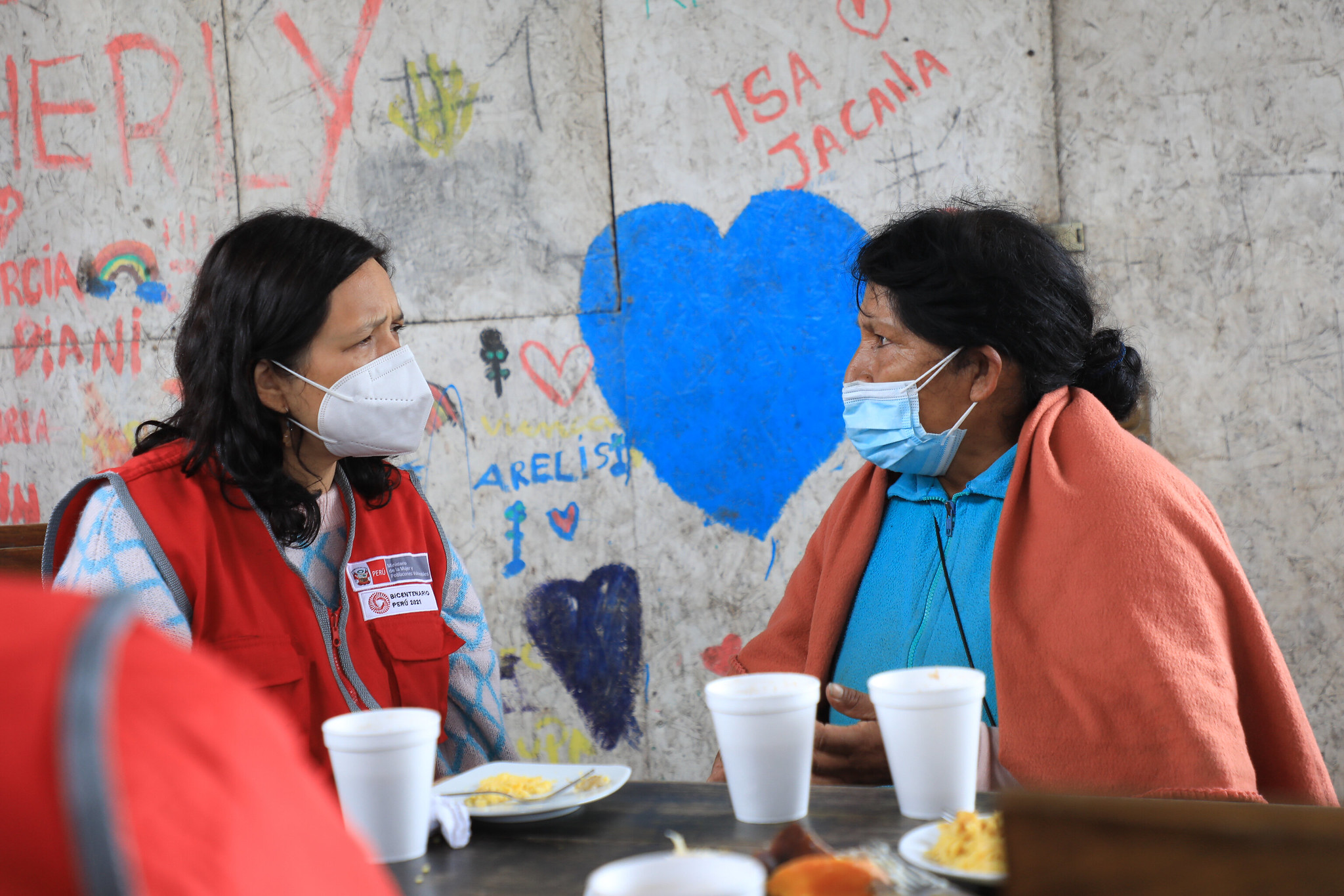 Titular del MIMP desayuna en olla común durante una jornada social intersectorial