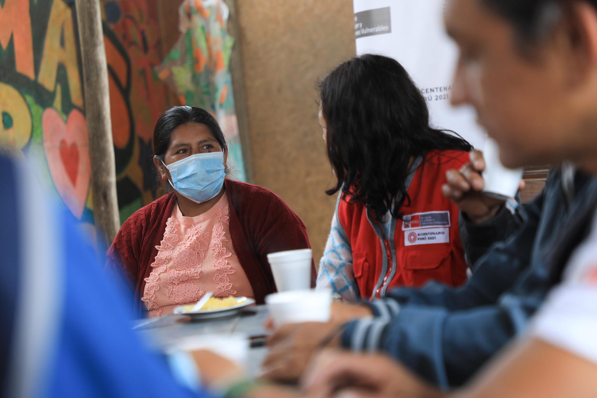 Titular del MIMP desayuna en olla común durante una jornada social intersectorial