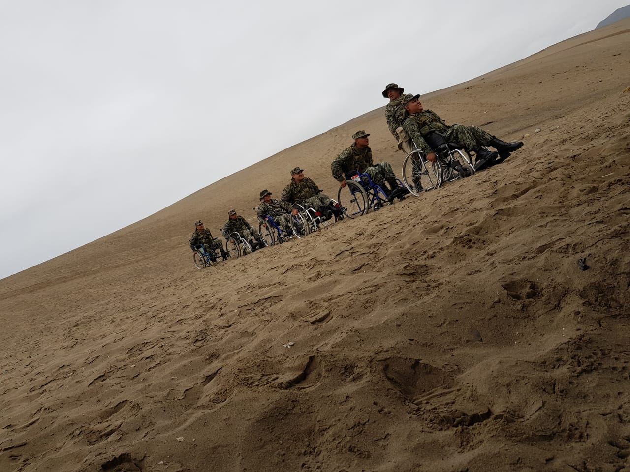 Soldados con discapacidad realizando entrenamientos de capacitación.