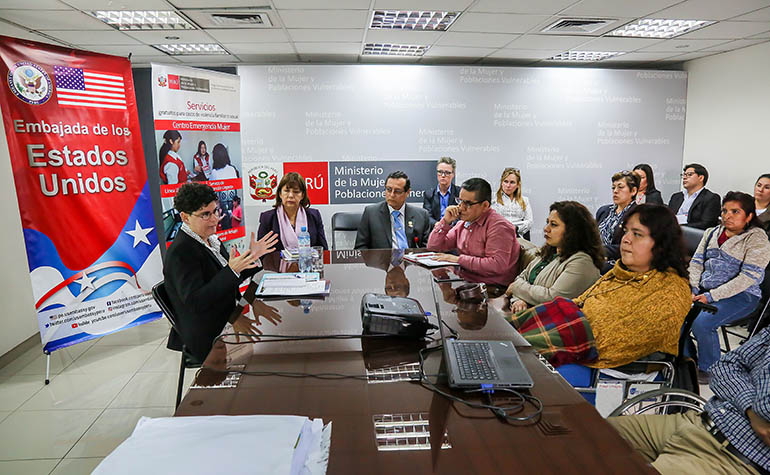 Heidi Notario, vicepresidenta del Centro Nacional de Recursos sobre Violencia Familiar NRCDV con sede en Washinton D.C., exponiendo frente a funcionarios.