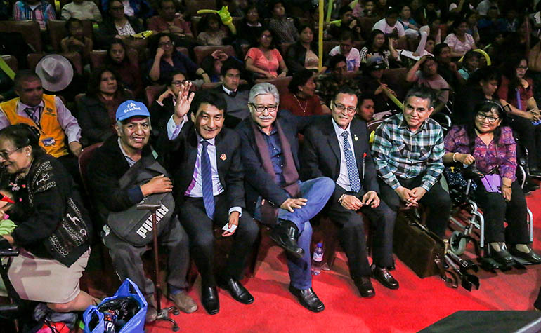 Funcionarios del Conadis junto a los asistentes al evento de conmemoración.