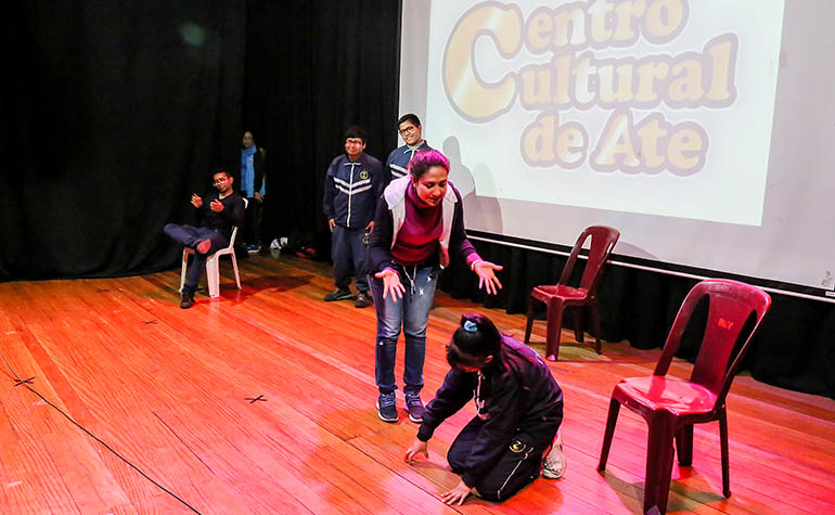 Presentación teatral a cargo de organizaciones de personas con discapacidad.