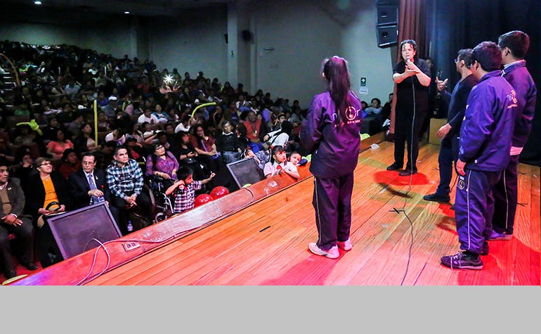 Presentación teatral realizada por personas con discapacidad.