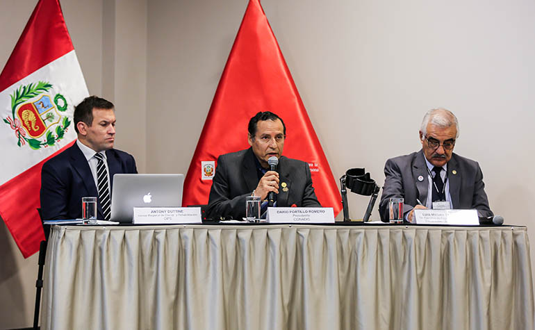 Mesa de honor: Darío Portillo Romero, Presidente del Conadis; Antony Duttine, Asesor Regional de Discapacidad y Rehabilitación de la Organización Panamericana de la Salud – OPS y Luis Miguel León García, Director Ejecutivo de la Dirección de Prevención y Control de la Discapacidad de la Dirección General de Intervenciones Estratégicas en Salud Pública del Ministerio de Salud.