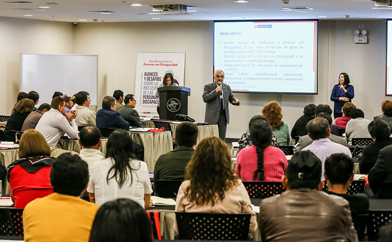 Exposición deLuis Miguel León García, Director Ejecutivo de la Dirección de Prevención y Control de la Discapacidad de la Dirección General de Intervenciones Estratégicas en Salud Pública del Ministerio de Salud.