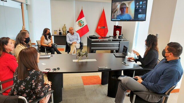 Presidente del Conadis, equipo técnico y  representantes del Voluntariado “Manos Amigas” de Fundación Telefónica y la empresa AMDOCS en reunión en la sede del Conadis Arona.