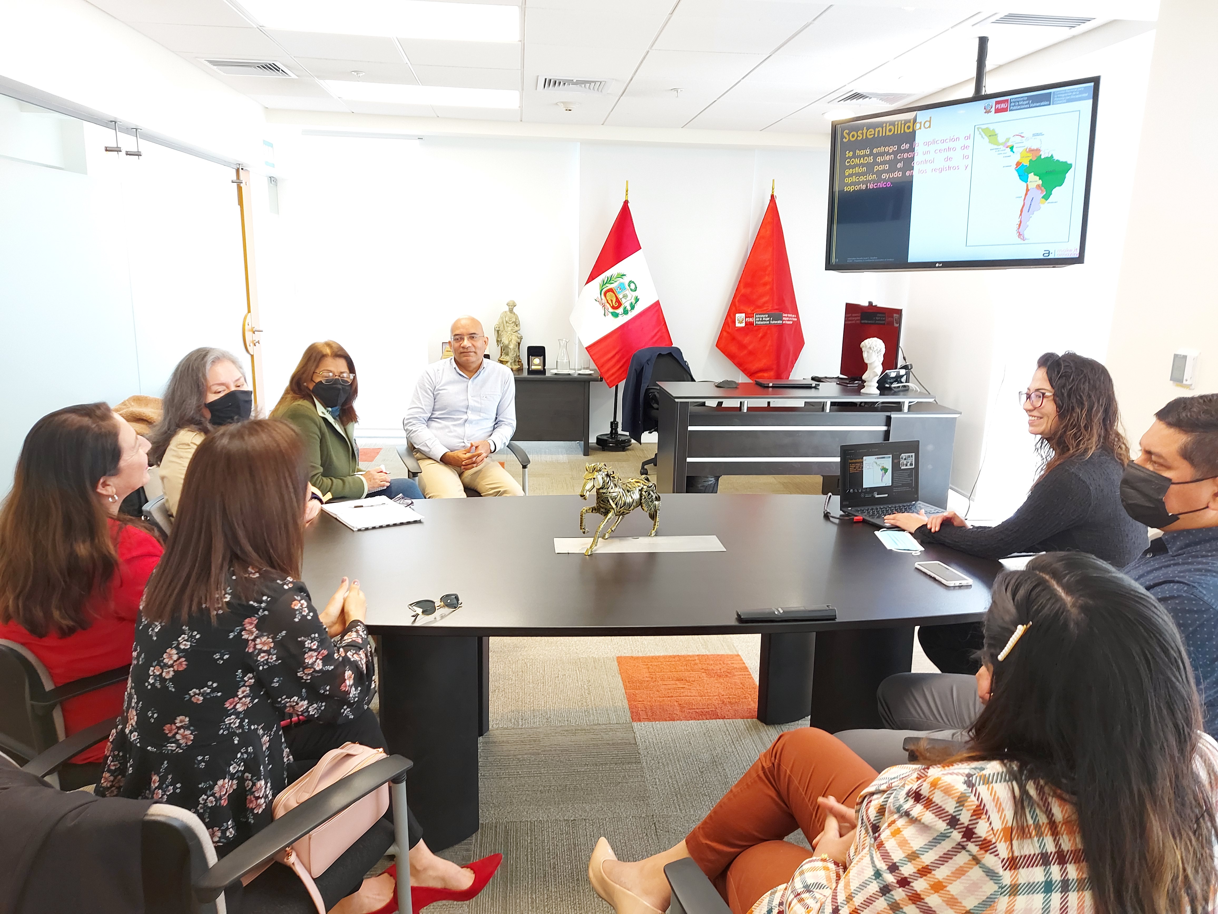 Presidente del Conadis, equipo técnico y representantes del Voluntariado “Manos Amigas” de Fundación Telefónica y la empresa AMDOCS en reunión en la sede del Conadis Arona.