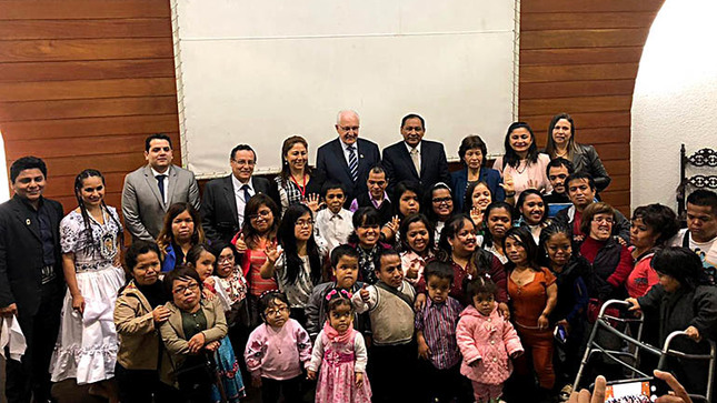 Foto grupal del Presidente del Conadis, Darío Portillo, el congresista Luis Yika y asociaciones de talla baja.