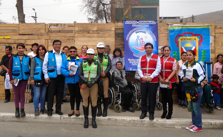 Foto grupal de representantes del Conadis, Policía Nacional del Perú y OMAPED de Ventanilla.