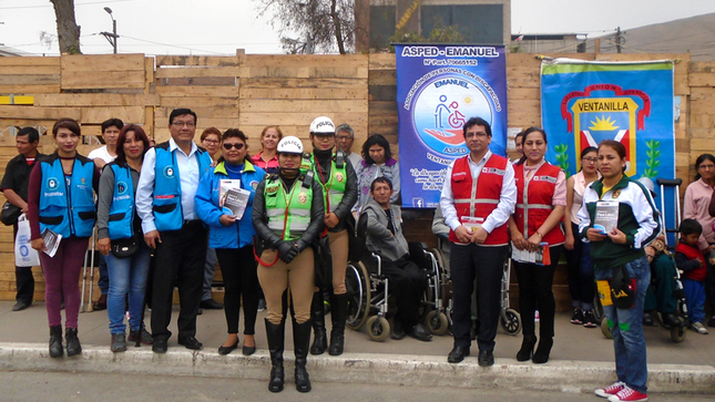 Foto grupal de representantes del Conadis, Policía Nacional del Perú y OMAPED de Ventanilla.