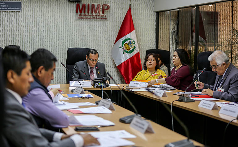 Funcionarios en plena sesión.