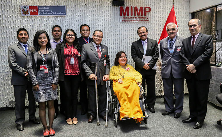 Foto grupal de los funcionarios asistentes a la sesión.