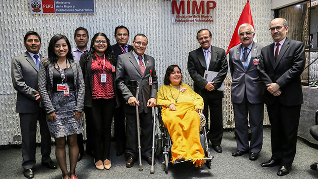 Foto grupal de los funcionarios asistentes a la sesión.
