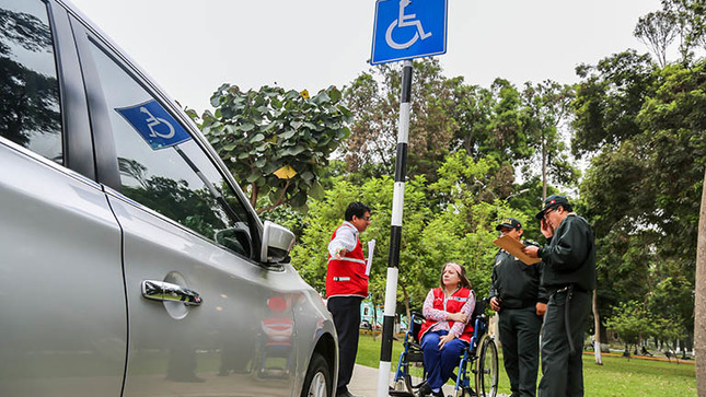 Fiscalizadores del Conadis y la Policía Nacional verificando el uso adecuado de los estacionamientos reservados para personas con discapacidad.