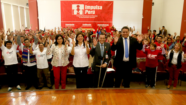 Presidente del Conadis, Lic Darío Portillo junto a funcionarios del MTPE y asistentes al taller