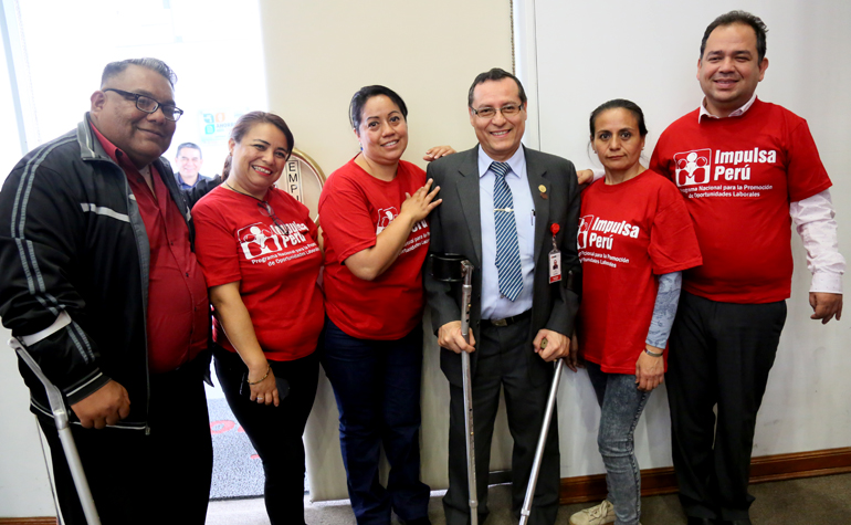 Presidente del Conadis y un grupo de asistentes al taller.