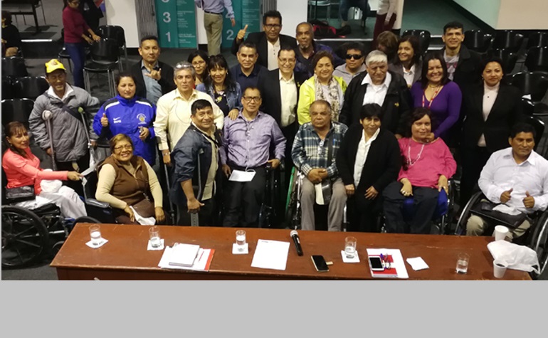 Funcionarios del Conadis y asistentes al conversatorio.