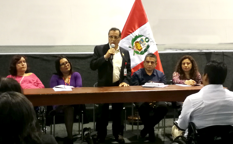 Presidente del Conadis exponiendo frente a la sociedad civil.
