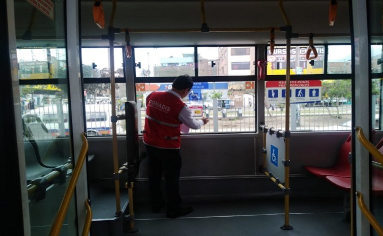 Pega de stickers de pase libre en buses del Metropolitano.