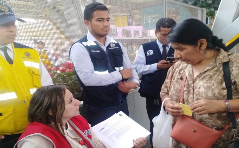 Pasajera con discapacidad en el Terminal Naranjal del Metropolitano.