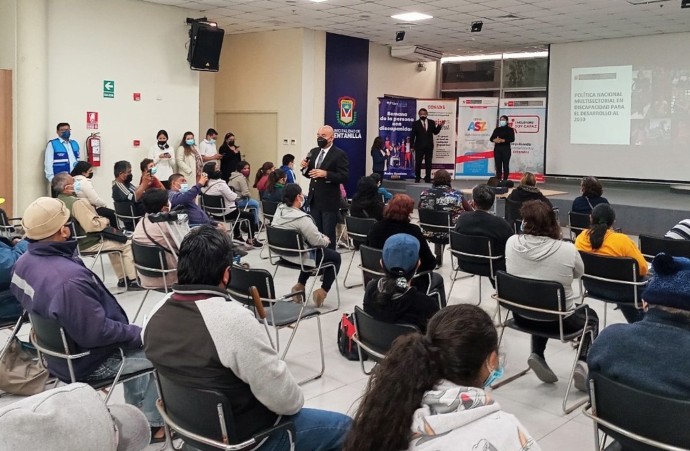 Presidente del Conadis expone ante un público que se encuentran sentados en el MAC de Ventanilla