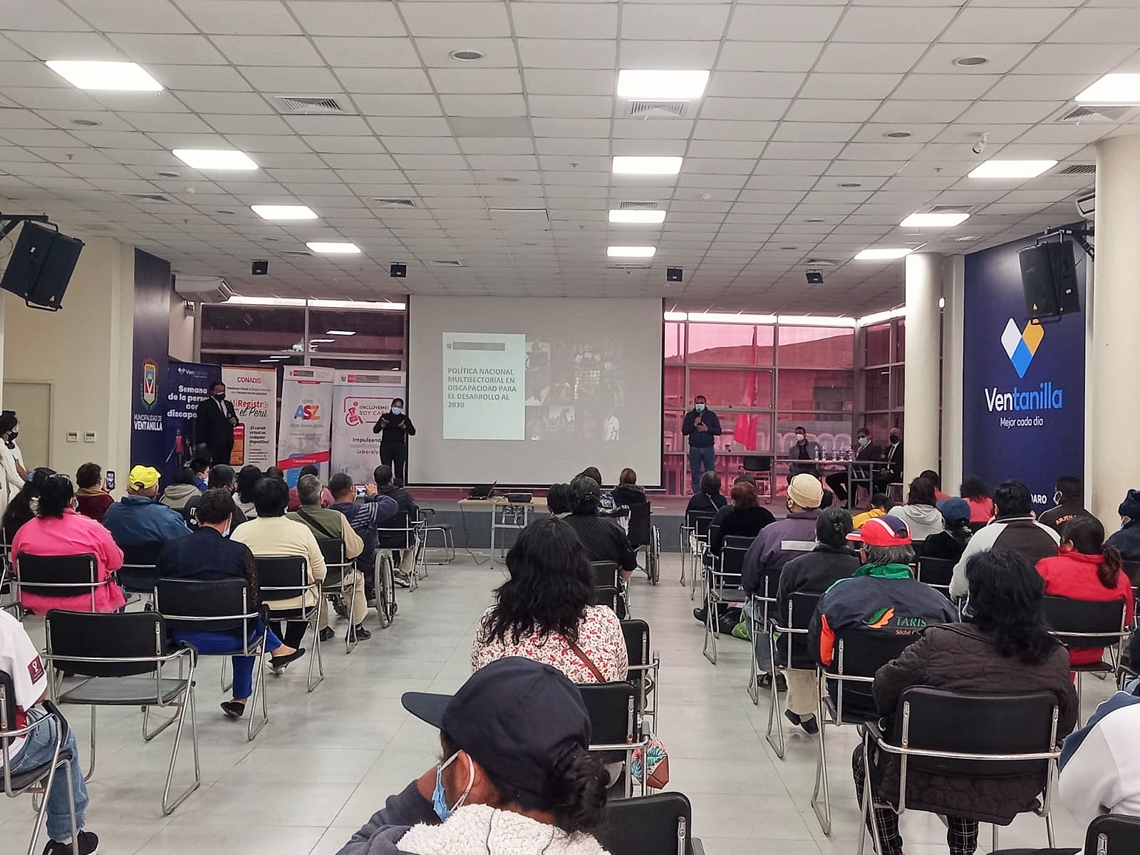 Auditorio lleno de personas escuchando una charla