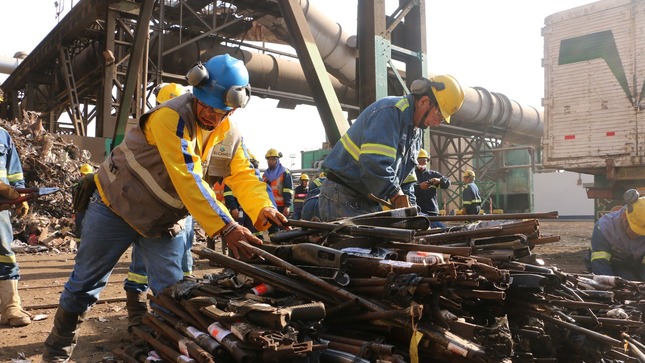 Más de 4,800 armas de fuego, muchas de ellas incautadas por la Policía Nacional del Perú (PNP) a la delincuencia común y organizada, fueron fundidas hoy en Chimbote, a fin de evitar que vuelvan a representar una amenaza para la seguridad ciudadana.