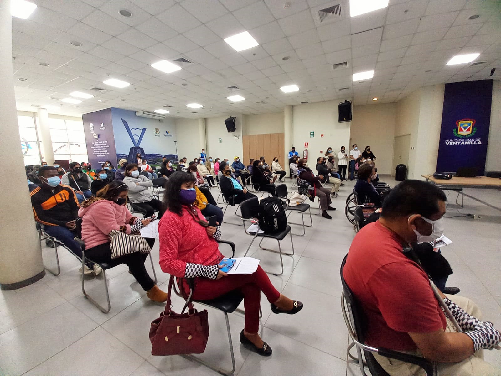 Personas con discapacidad escuchando una charla