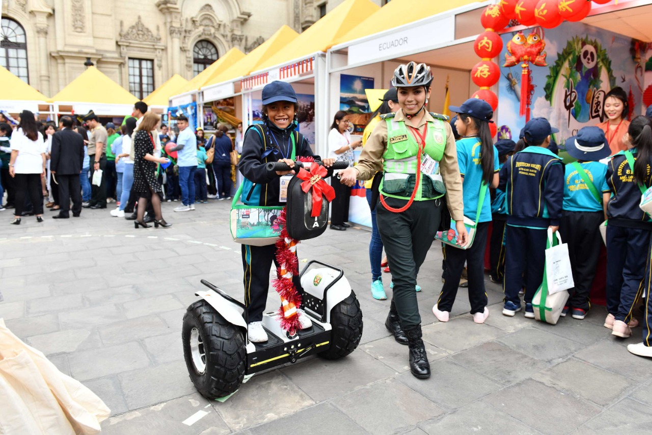 La Policía presente en feria navideña de Palacio.