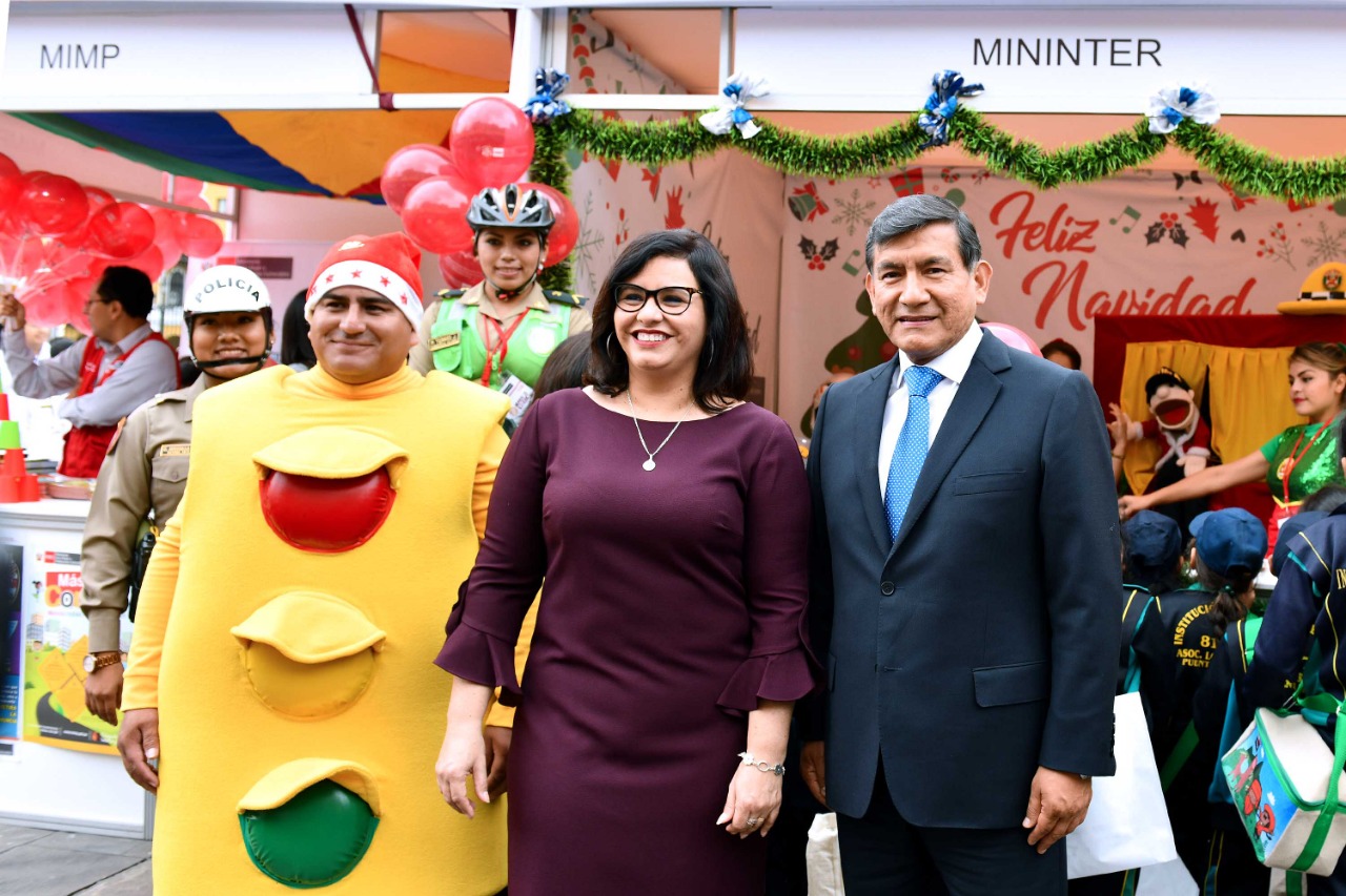 Ministro Morán junto a primera dama Maribel Díaz.