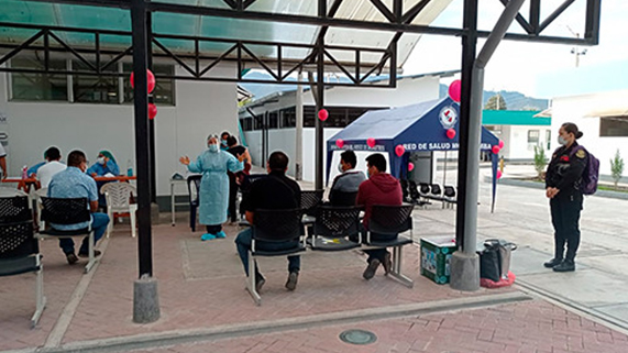 Trabajadores públicos se unen en campaña de donación de sangre.