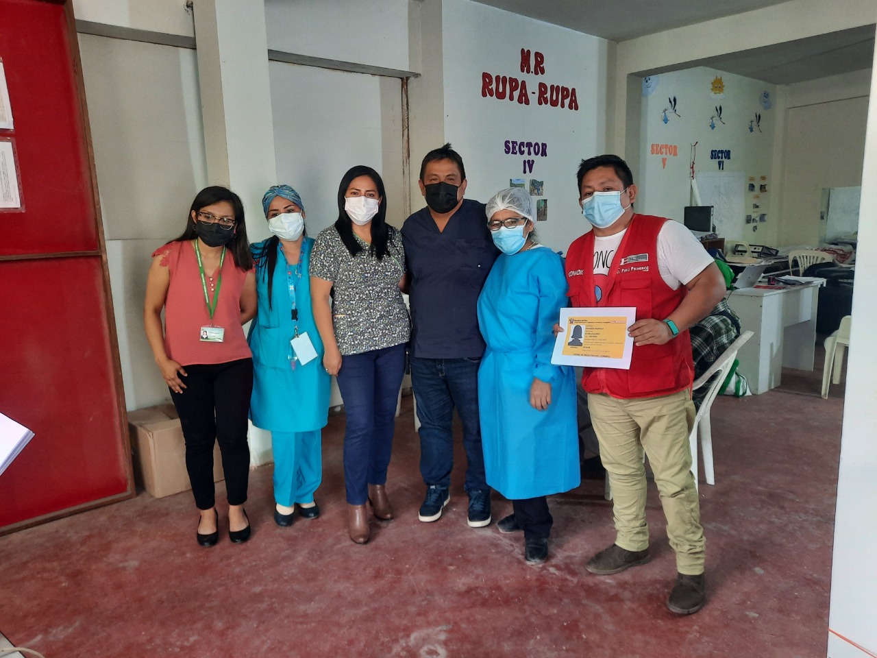 CCR DE HUANUCO JUNTO A VARIAS PERSONAS MUETSRAS SU CERTIFICADO DE DISCAPACIDAD