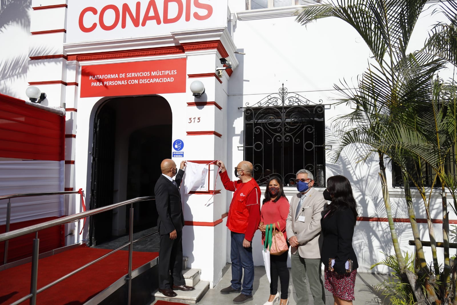 Presidente del Conadis e invitados especiales develan placa de la Plataforma de Servicios Múltiples para personas con discapacidad
